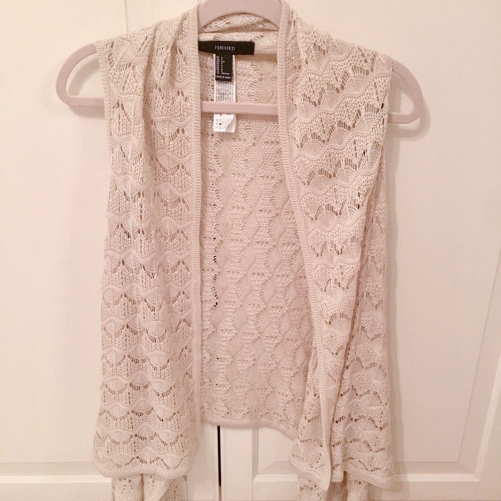 Sleeveless beige crotchet knit sweater